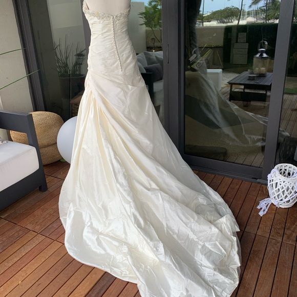 NEW Unused Wedding Gown - Picture 4 of 5